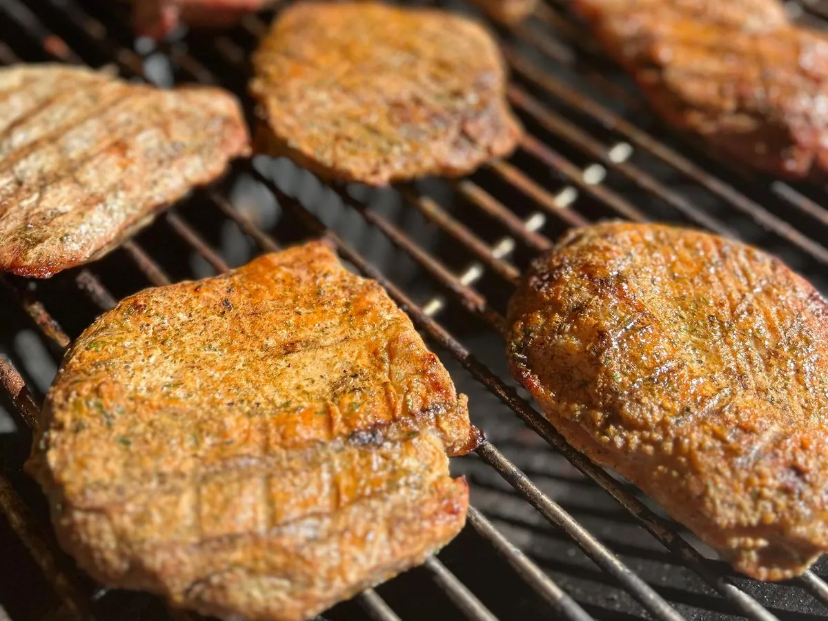Goldere-Steaks auf dem Grill